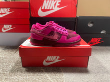 Load image into Gallery viewer, DS Nike Dunk Low “Valentine’s Day”
