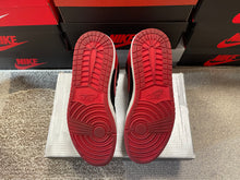 Load image into Gallery viewer, 2001 Jordan 1 “Bred”
